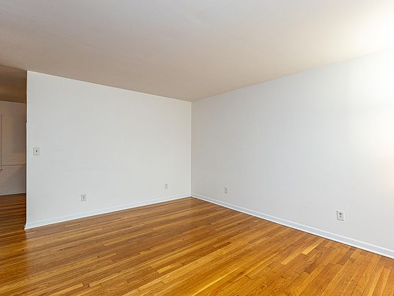 3rd image of 3530 Brookview Dr