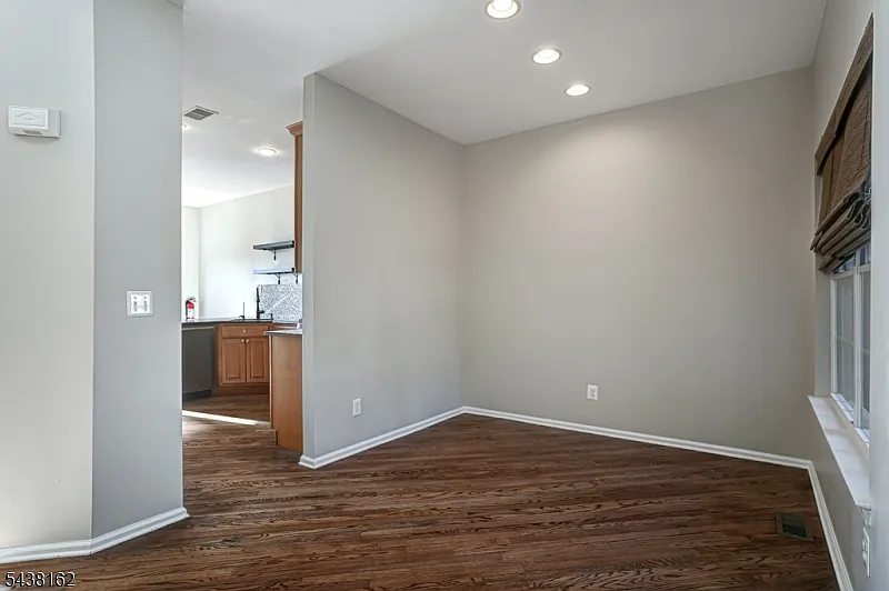 3 bed, 2.5 bath, 2200 sqft, $4,400 — Photo 3
