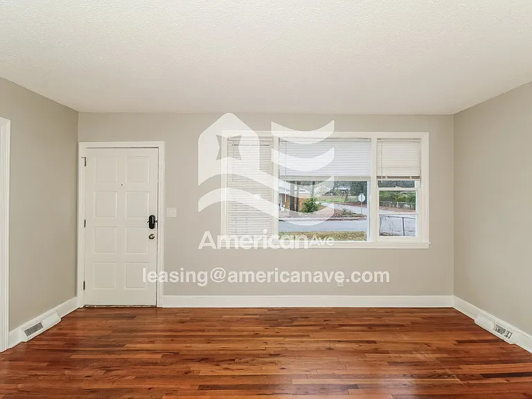 1358953_004_wm_-_living_room_13459103.jpg