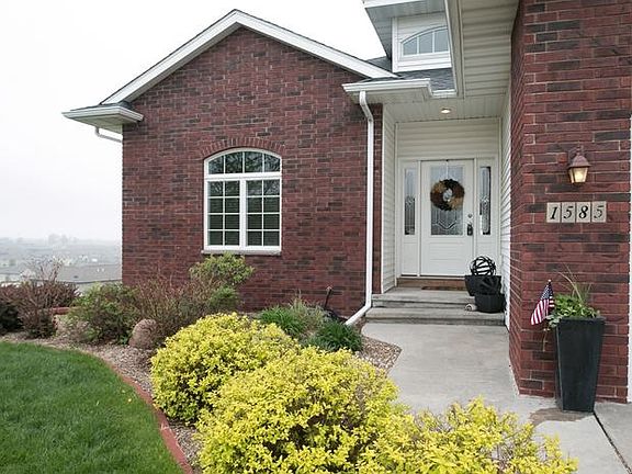2nd image of 1585 Poplar Ln
