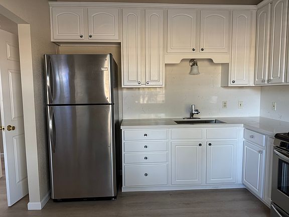 2nd image of 324 Gladys Ave Unit 1