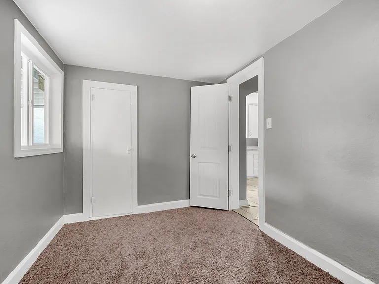 2428 Poplar St — Photo 8