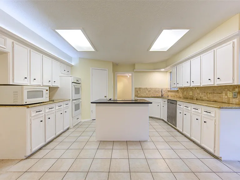 12810 Chaseland Ln — Photo 3