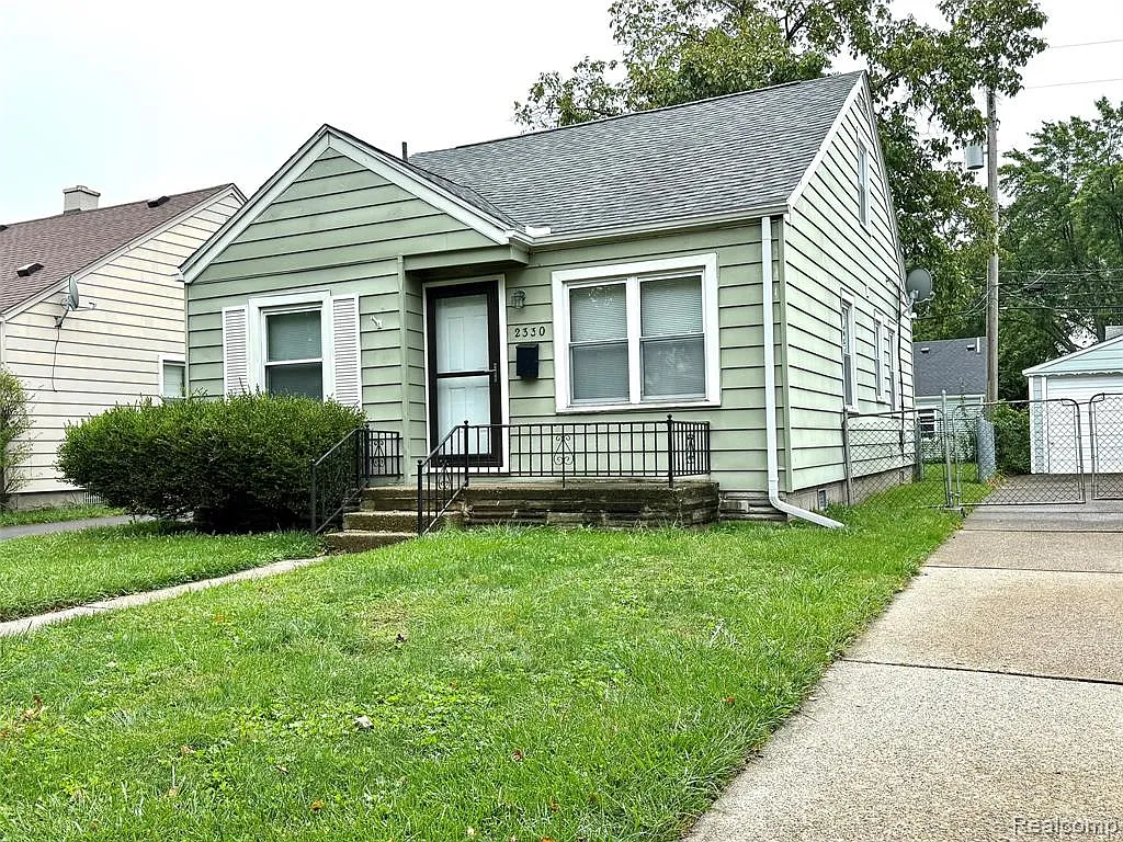 3 bed, 1.0 bath, 797 sqft, $1,700 — Photo 2