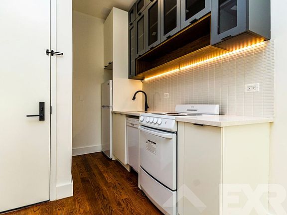 4th image of 554 Court St #3