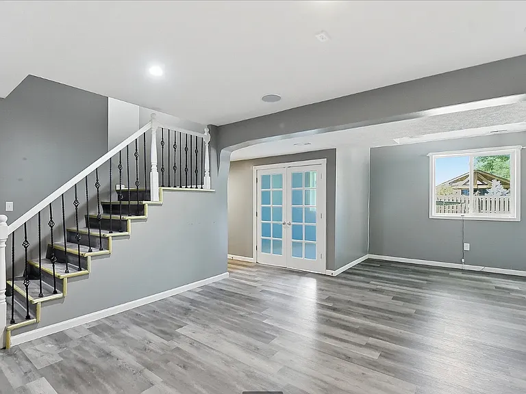 18602 Leavenworth St — Photo 17