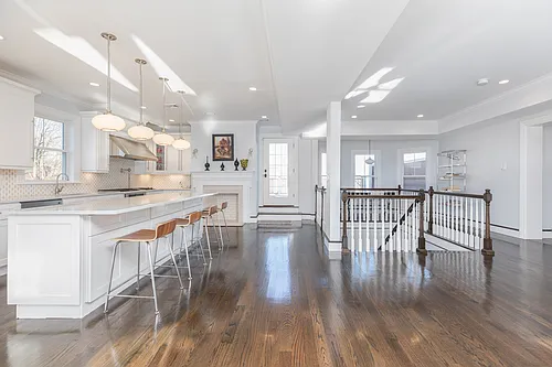 27 Howland St #Penthouse 1 Photo 1 27 Howland St #Penthouse 1 Photo 1