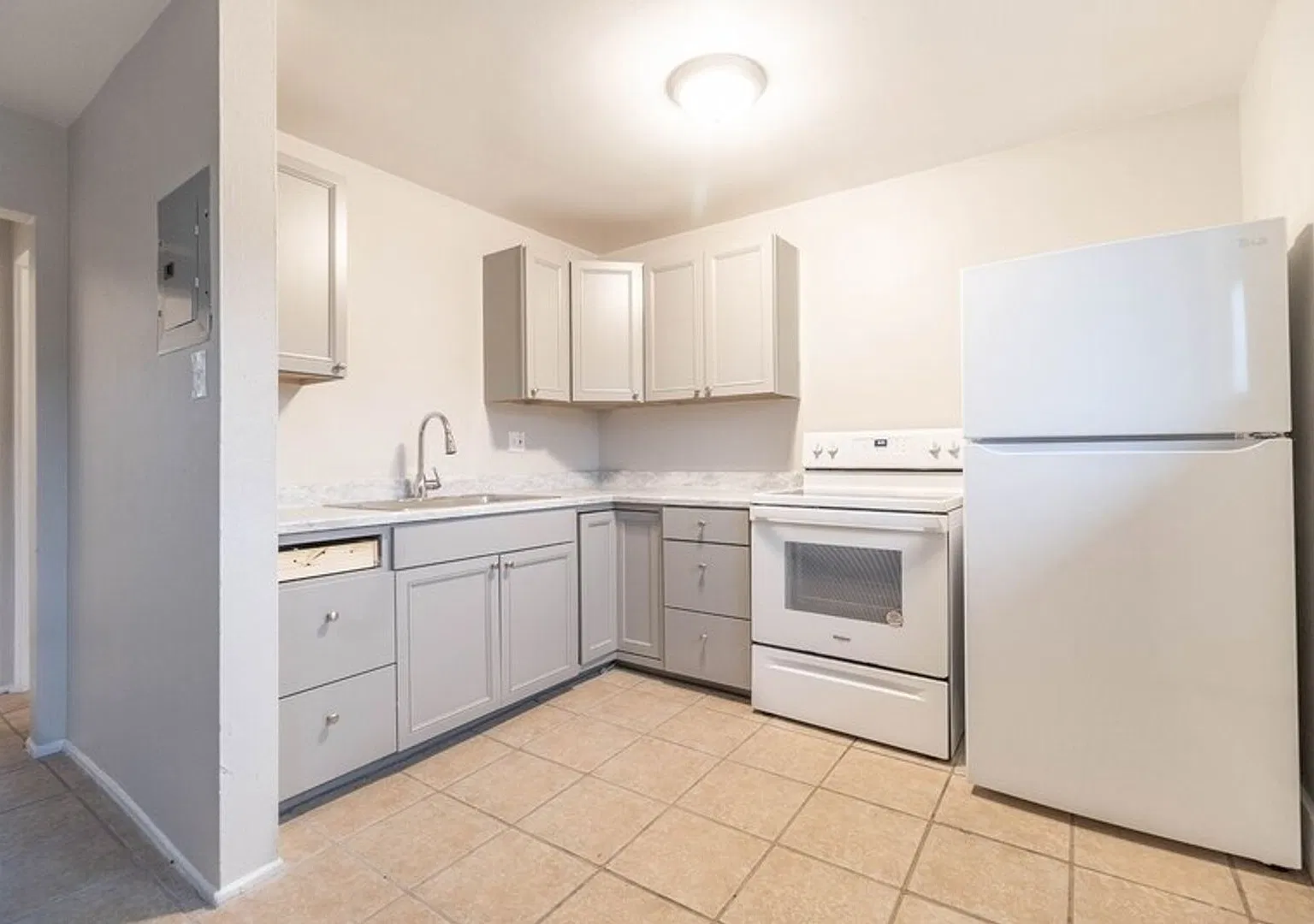 1 Month Free! Efficient & Charming 2-Bedroom Unit In East Denver — Photo 2