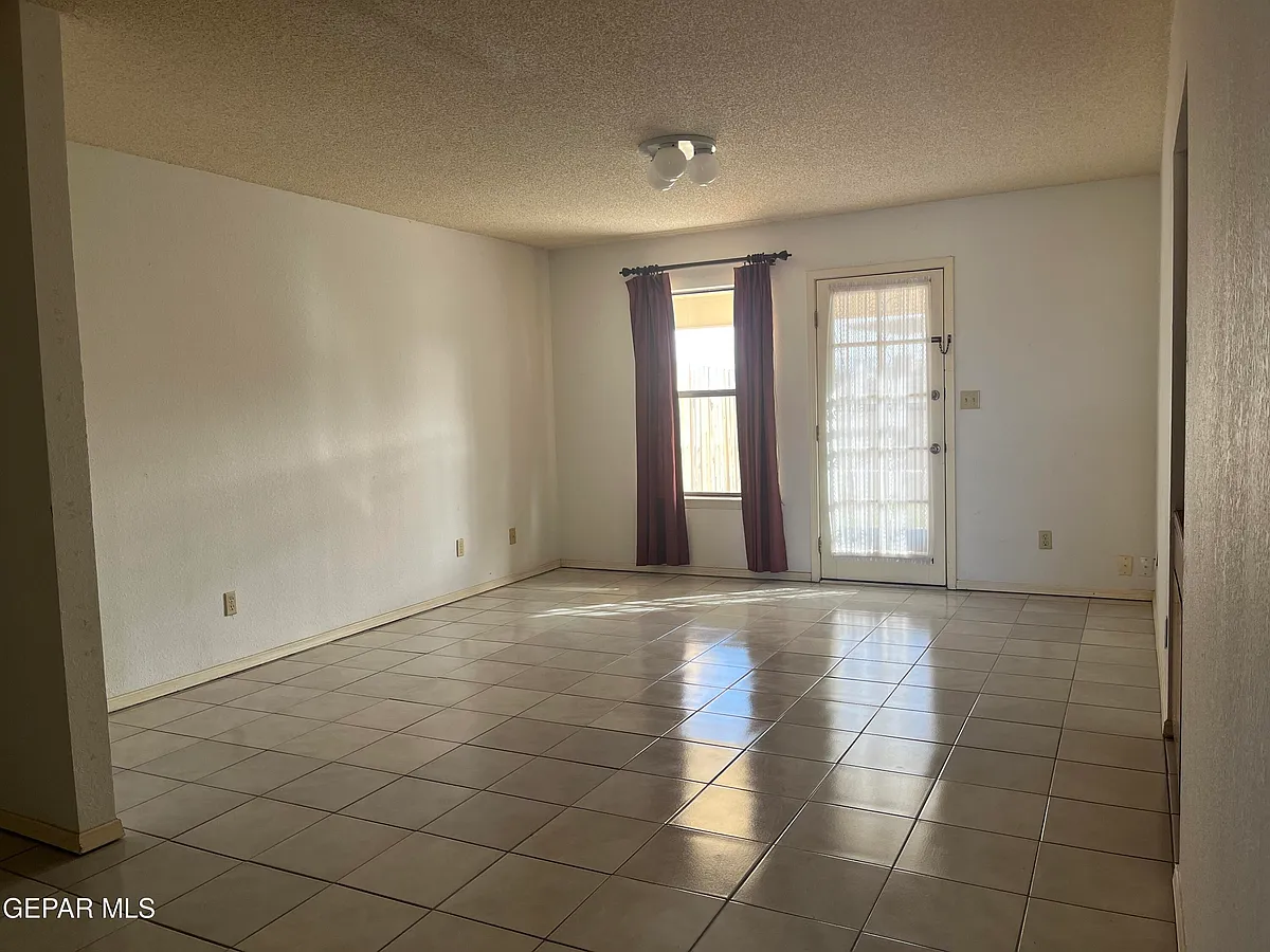 Building Photo - 4006 Skyline Ave #A