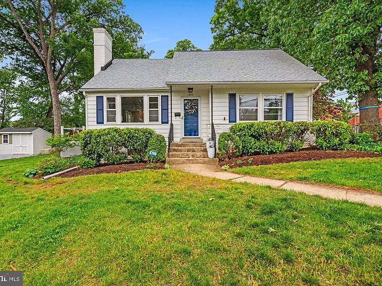 610 Crestwood Dr — Photo 1
