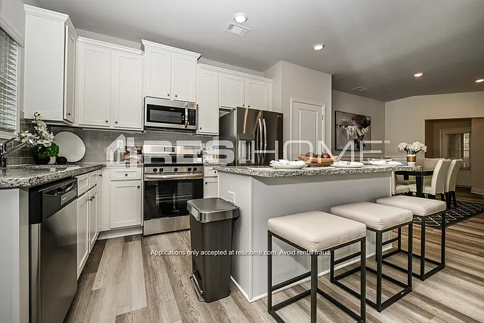 3 bed, 2.5 bath, 1833 sqft, $2,335 — Photo 4