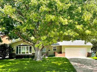 3407 Lakeview Dr, Kearney, NE 68845