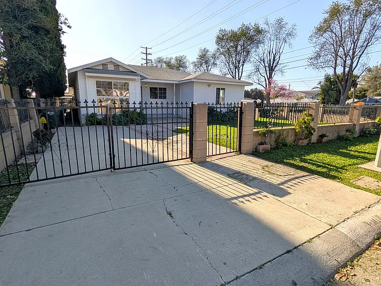 12602 Foxley Dr — Photo 2