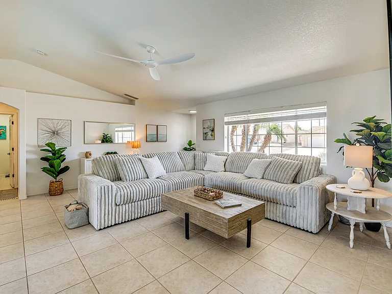 2811 Oakridge Dr — Photo 10