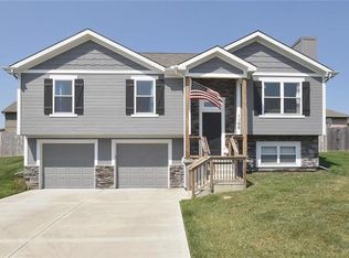 1100 Sunflower St, Smithville, MO 64089