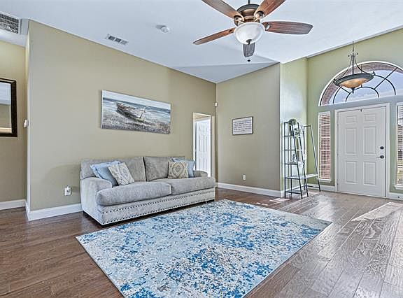 3rd image of 527 Shannon Dr