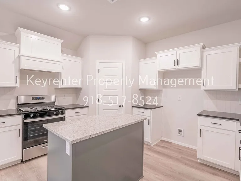 12461 S Lakewood Ave — Photo 6