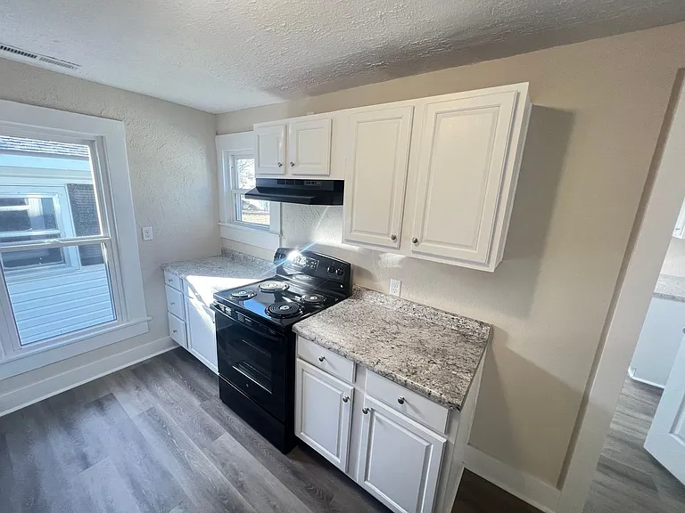 209 W College St — Photo 13