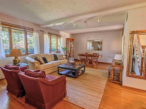 5th image of 307 9th St SE