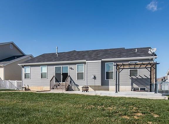 Huge concrete patio with a Pergola