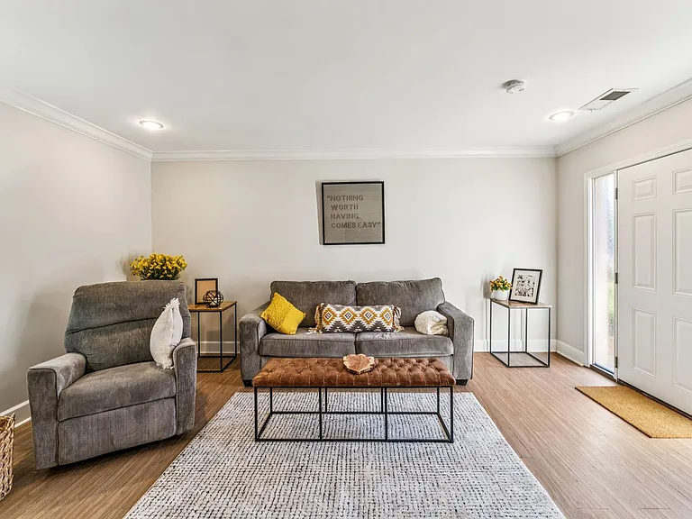 530 W 10th St #530 — Photo 3