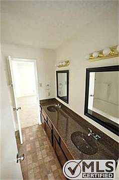 4th image of 2810 Wimbledon Ct APT B