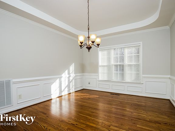 5th image of 256 Longwood Dr