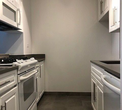 5th image of 400 E 71st St APT 9s