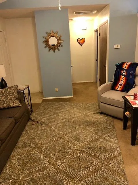 2 bed, 1.0 bath, 893 sqft, $1,425 — Photo 2
