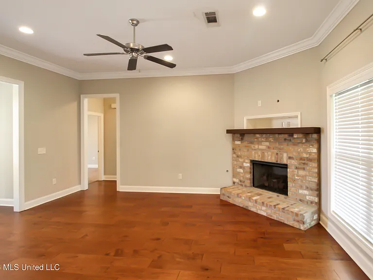 203 Buttonwood Ln — Photo 4