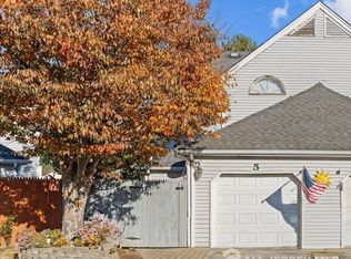 5 Poe Ct, Freehold, NJ 07728