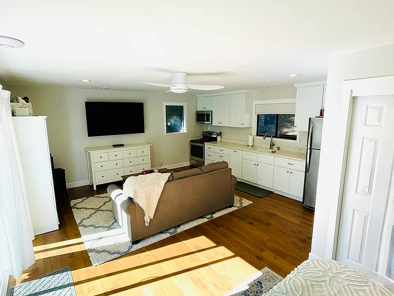 Montair Dr — Photo 16