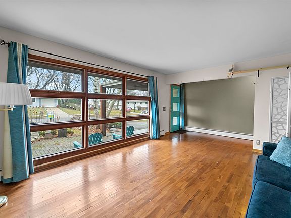 3rd image of 1105 Bay Ridge Rd