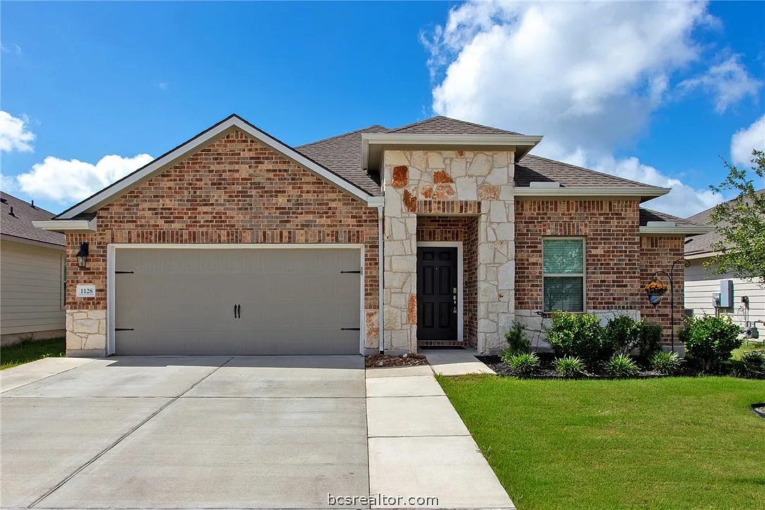 3 bed, 2150 sqft, $2,400 — Photo 1