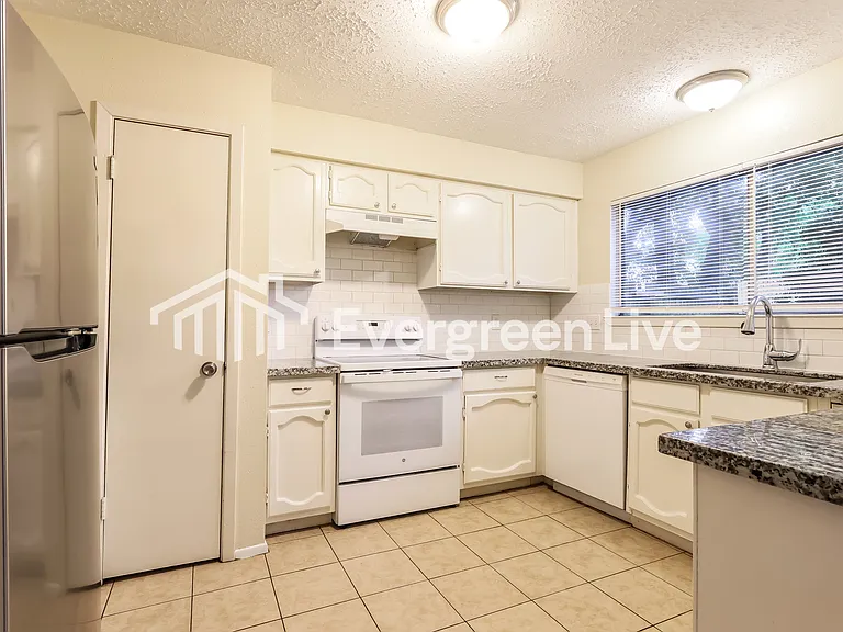 16326 Dew Drop Ln — Photo 2