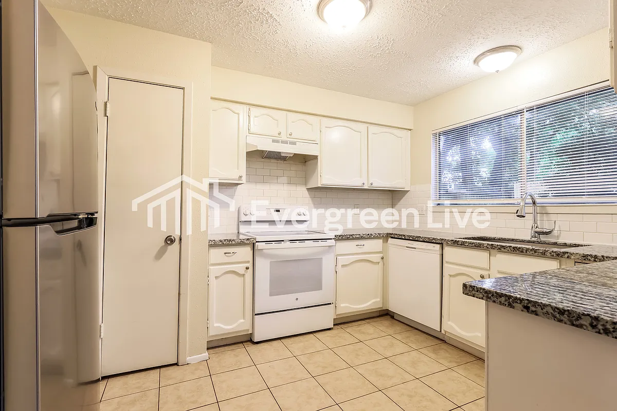 Building Photo - 16326 Dew Drop Ln