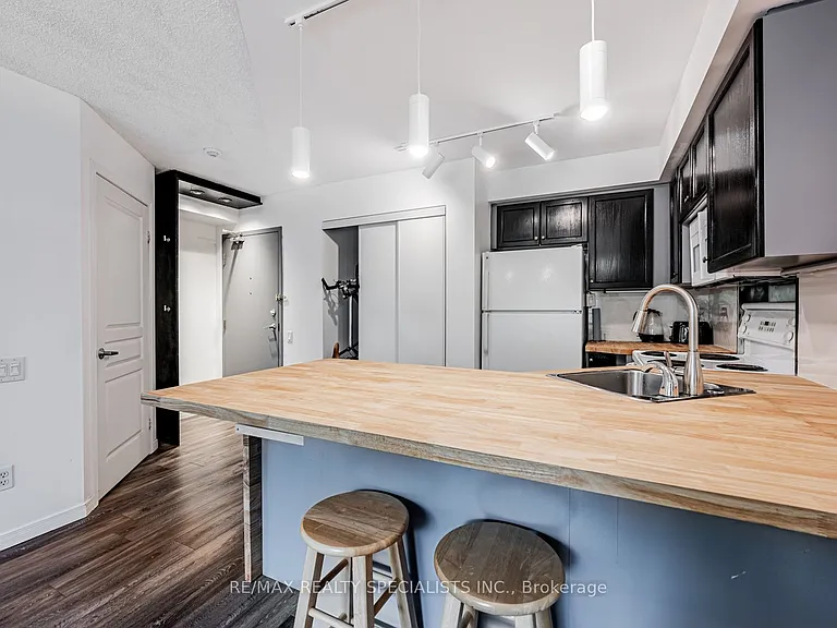 140 Bathurst St #208 — Photo 10