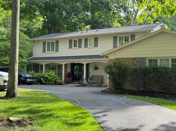 32744 White Oaks Trl, Beverly Hills, MI 48025