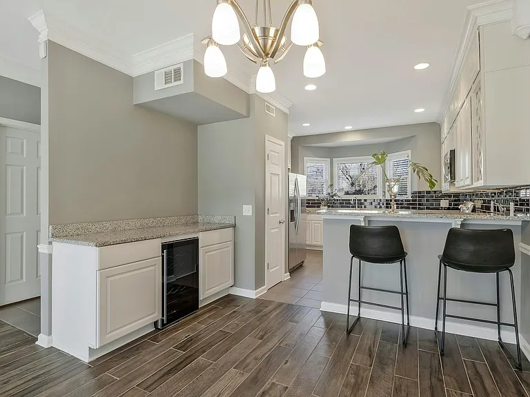 1005 Glendale Ln — Photo 11