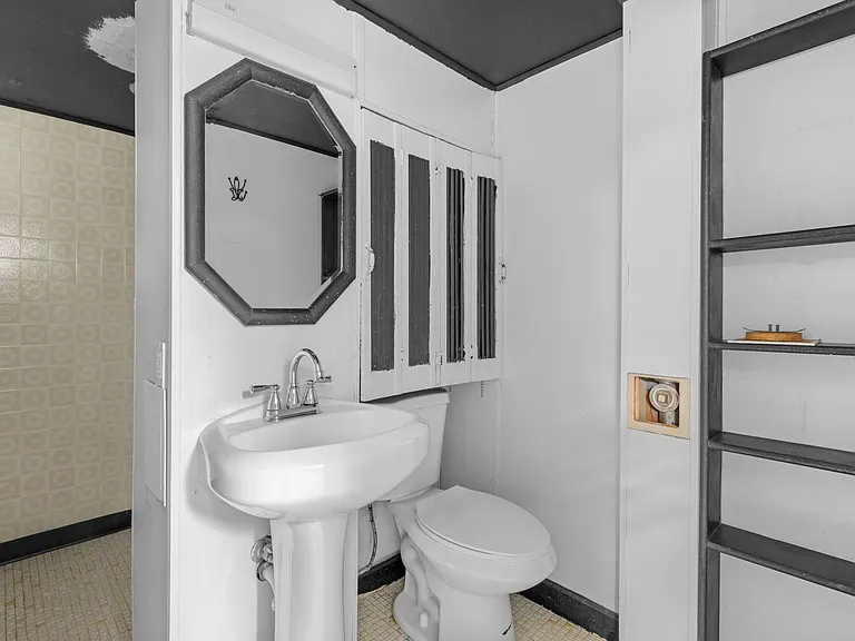 550 Versailles Dr — Photo 15