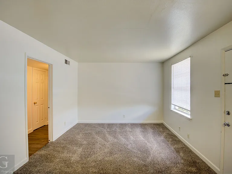 Willow Park Apartments — Photo 1