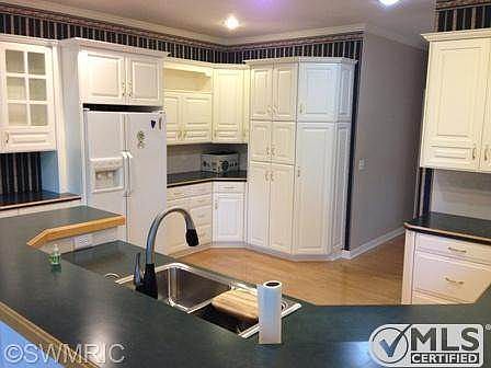 Very large kitchen with LOTS of cabinets!