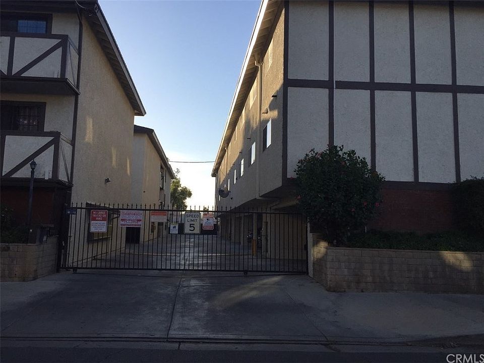 1st image of 21811 Saticoy St Unit 20