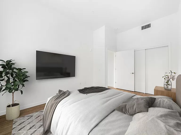 927 U St #405 — Photo 10