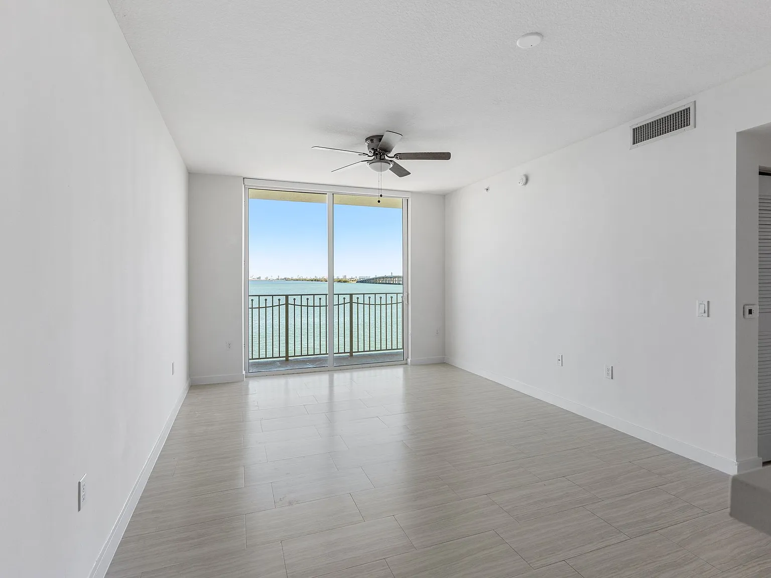 1 bed, 835 sqft, $2,797 — Photo 2