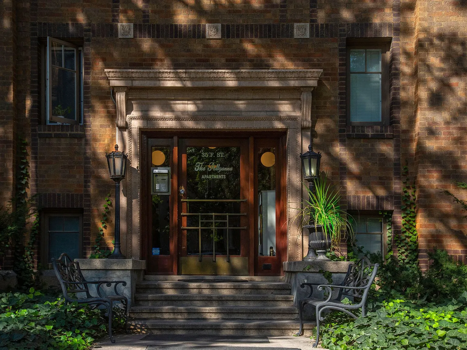 Pollyanna Apartments — Photo 1
