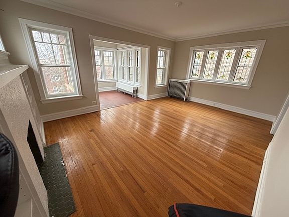 3rd image of 1350 W Thorndale Ave APT 3