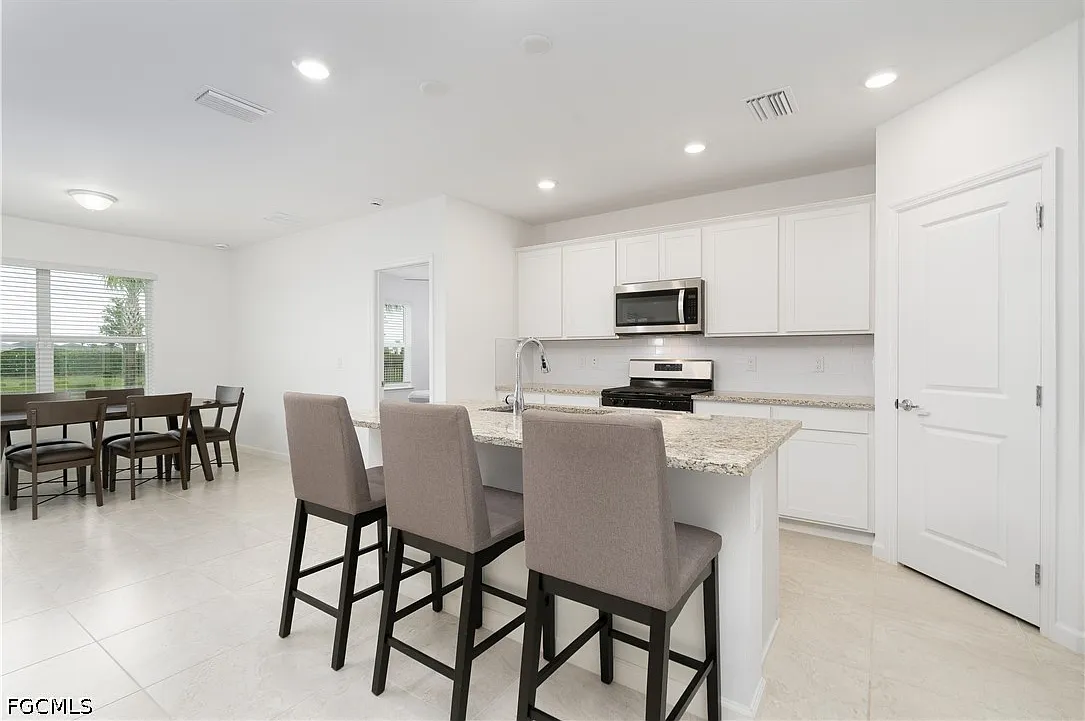 3 bed, 2.0 bath, 1662 sqft, $2,450 — Photo 4