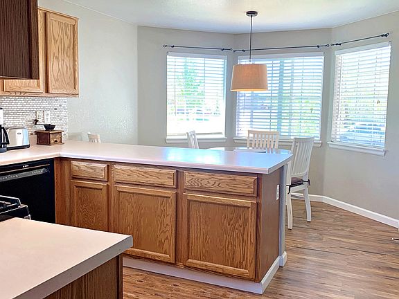 Kitchen w/ Eat-In Breakfast Nook