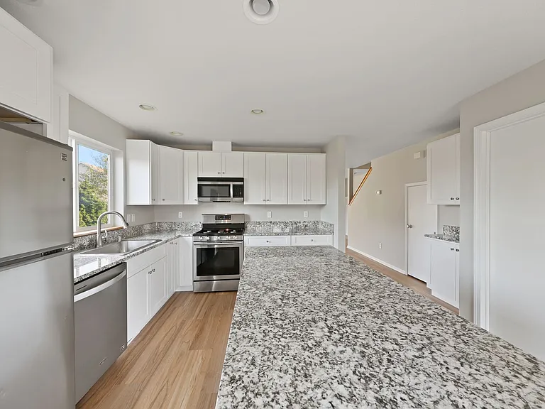 1550 SW 17th Ave — Photo 5